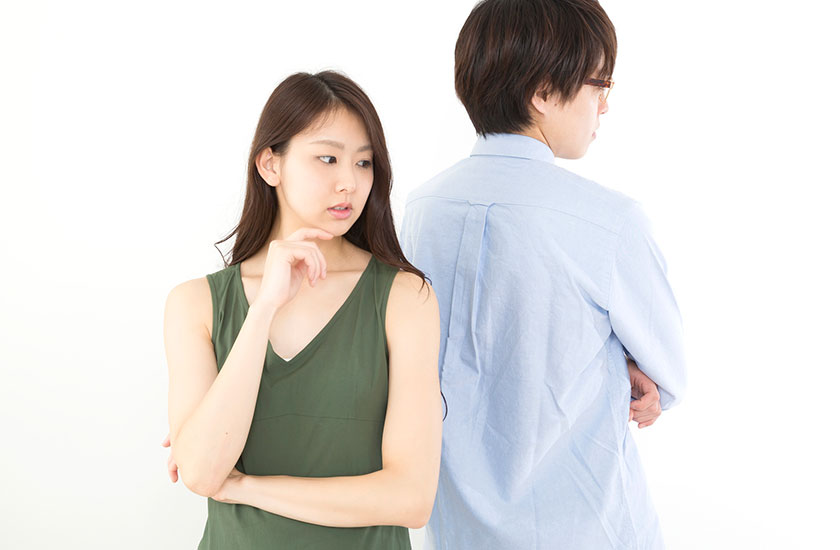 夫の浮気を疑う既婚女性