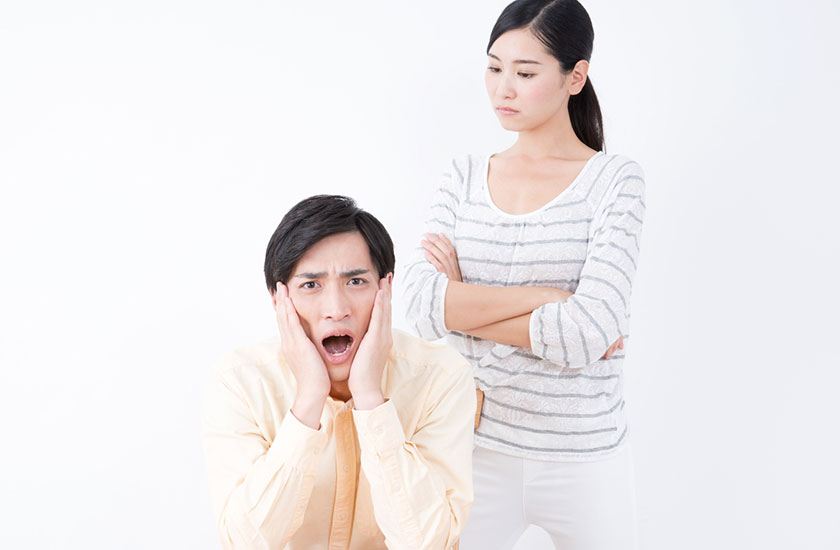 妻に浮気を気づかれた既婚男性